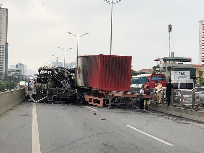 Xe khách cháy trơ khung do đâm đuôi xe container, 2 người thương vong - Ảnh 1.