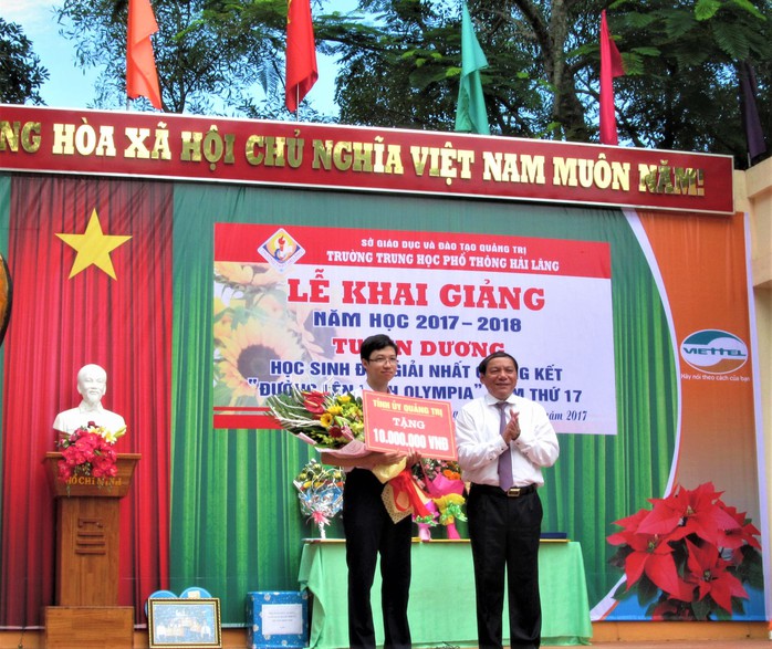 Cậu bé Google Nhật Minh thủ khoa tốt nghiệp THPT tại Quảng Trị - Ảnh 1.