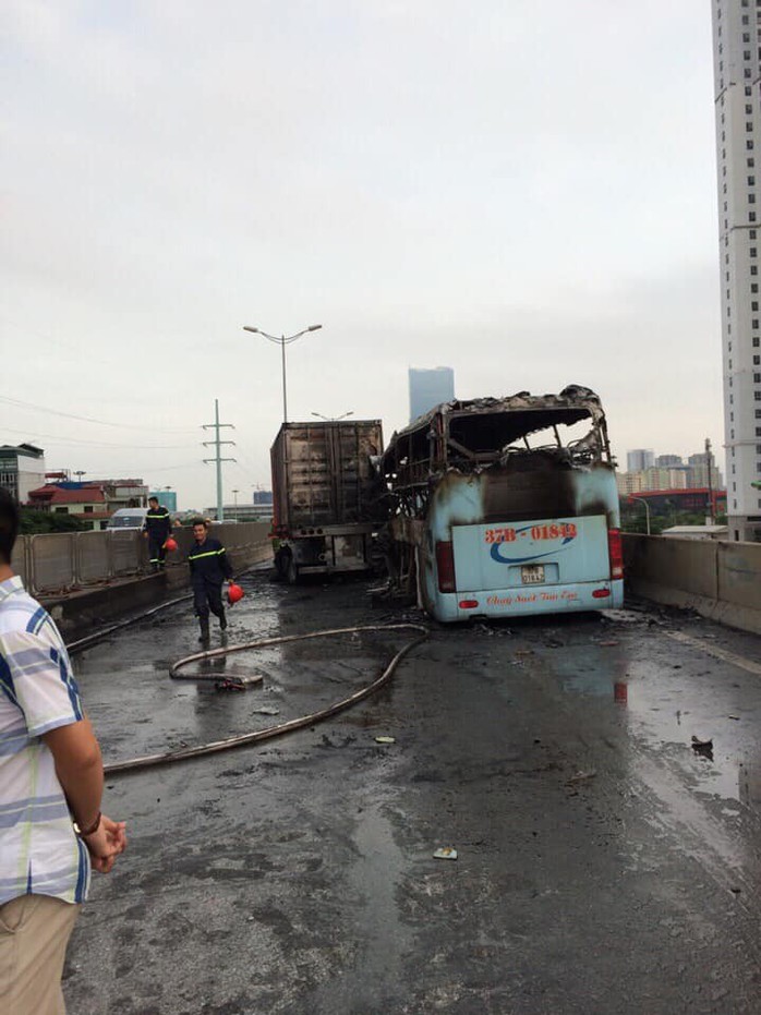 Xe khách cháy trơ khung do đâm đuôi xe container, 2 người thương vong - Ảnh 2.