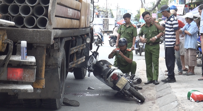 Va chạm xe tải trong lúc chở khách, một tài xế GrabBike tử vong - Ảnh 1.