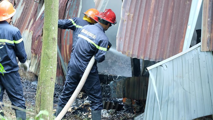 Cháy lớn tại Đồng Nai, khóc với 2 nhà xưởng rộng lớn đổ nát - Ảnh 1.