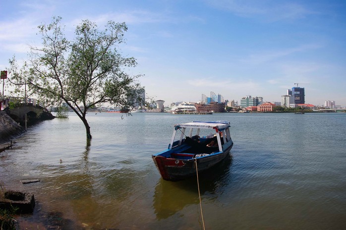 &Ocirc;m con s&ocirc;ng v&agrave;o l&ograve;ng - Ảnh 1.