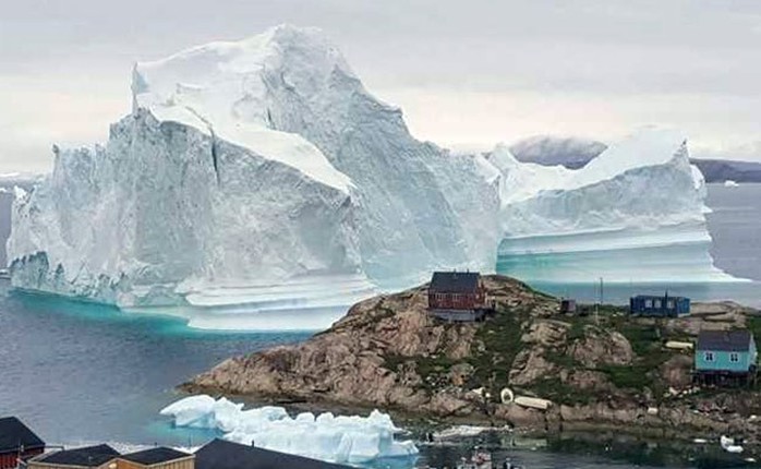 Băng trôi 11 triệu tấn ghé chơi, cả ngôi làng ở Greenland nín thở - Ảnh 1.
