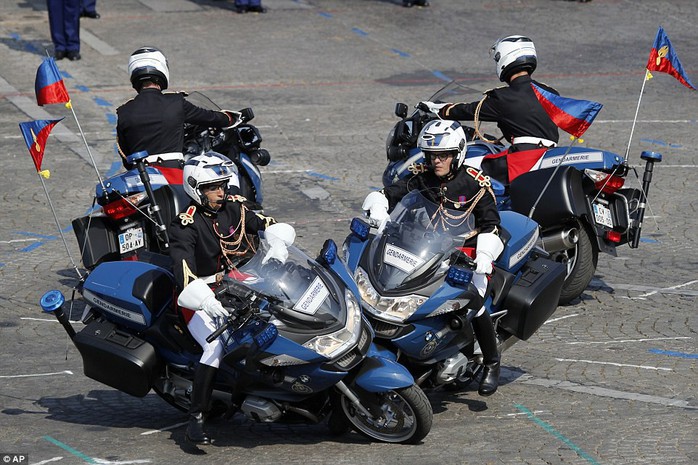 Xe cảnh sát tông nhau trong lễ diễu binh kỷ niệm Quốc khánh Pháp - Ảnh 1.