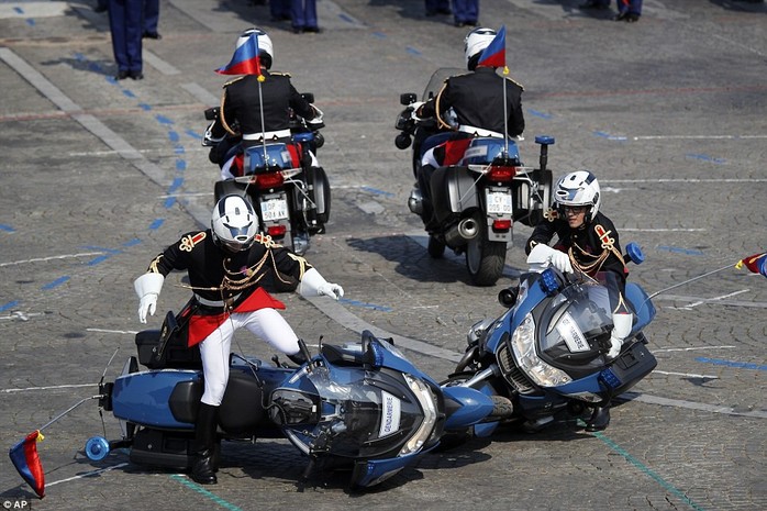 Xe cảnh sát tông nhau trong lễ diễu binh kỷ niệm Quốc khánh Pháp - Ảnh 2.