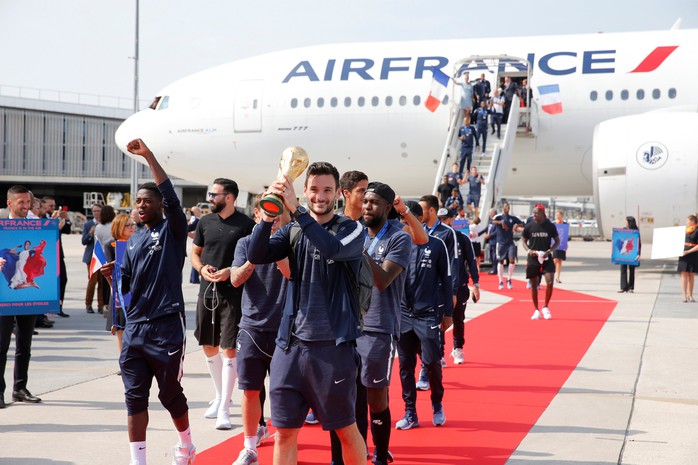 500.000 CĐV Paris xuống đường đón tuyển Pháp - Ảnh 16. 500.000 CĐV tỷ lệ kèo nhà cái 88 xuống đường đón tuyển Pháp - Ảnh 16.