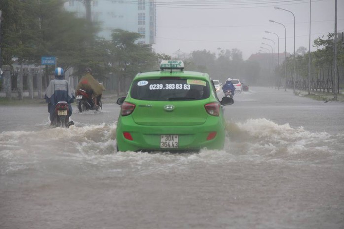 Mưa lớn kéo dài, đường phố bỗng hoá thành sông - Ảnh 2.