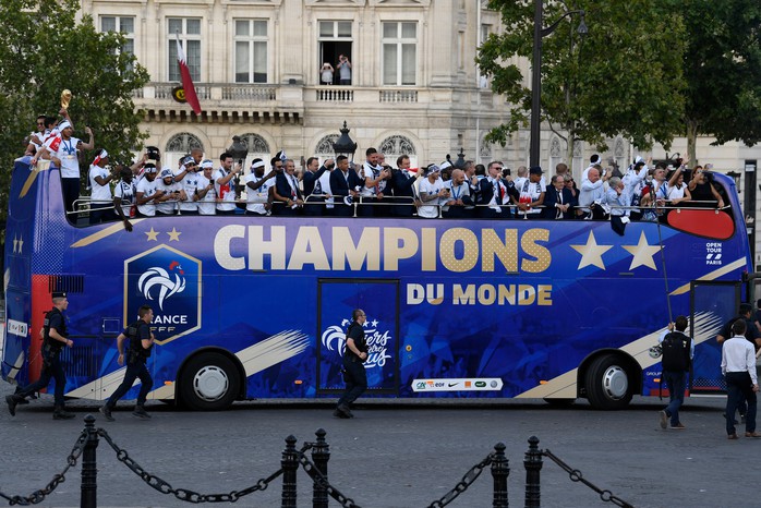 500.000 CĐV Paris xuống đường đón tuyển Pháp - Ảnh 29. 500.000 CĐV tỷ lệ kèo nhà cái 88 xuống đường đón tuyển Pháp - Ảnh 29.