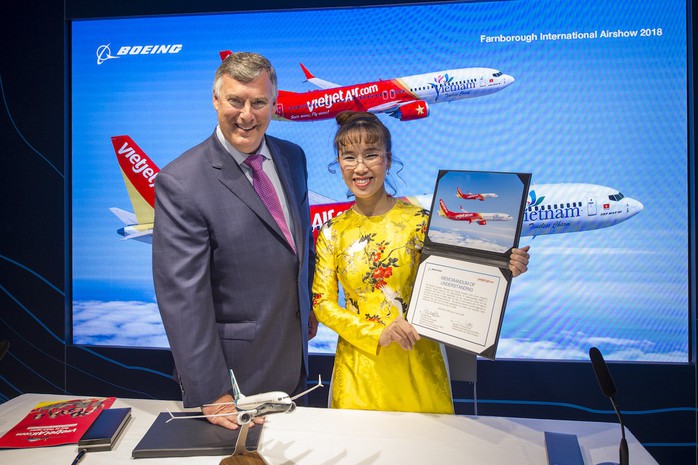 CEO Vietjet Nguyễn Thị Phương Thảo ký hợp đồng mua 100 máy bay Boeing - Ảnh 1.