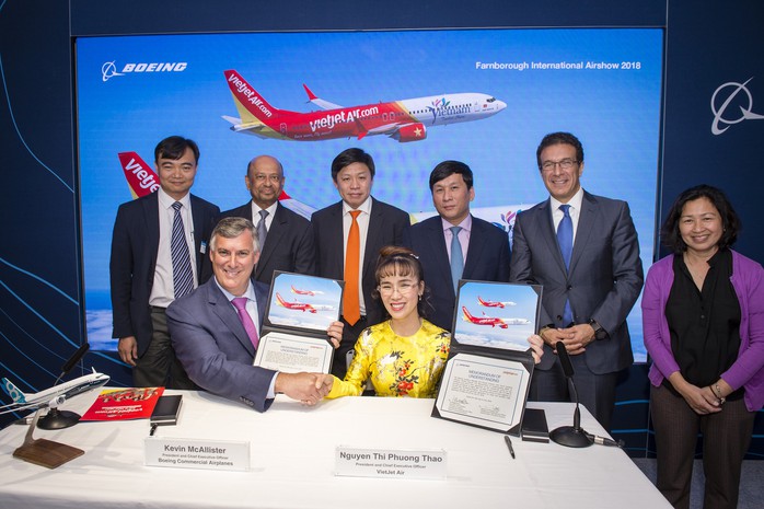 CEO Vietjet Nguyễn Thị Phương Thảo ký hợp đồng mua 100 máy bay Boeing - Ảnh 2.