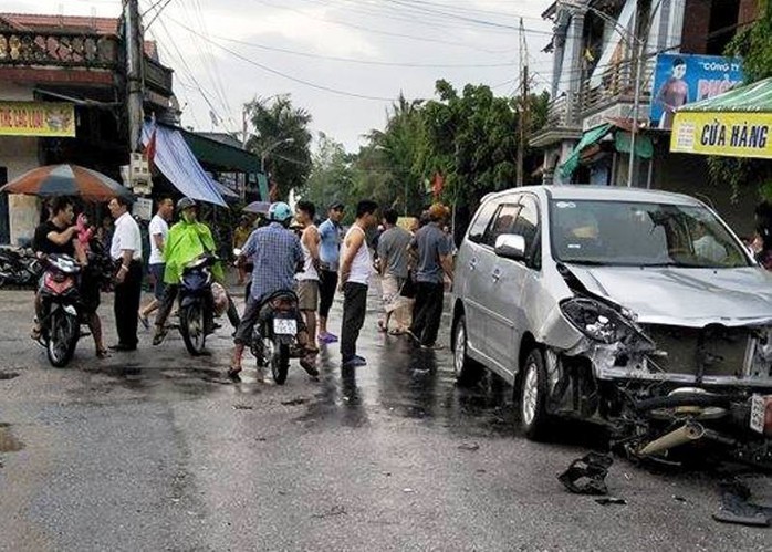 Phóng xe máy bạt mạng tông vào xe 7 chỗ, nam thanh niên tử vong - Ảnh 1.