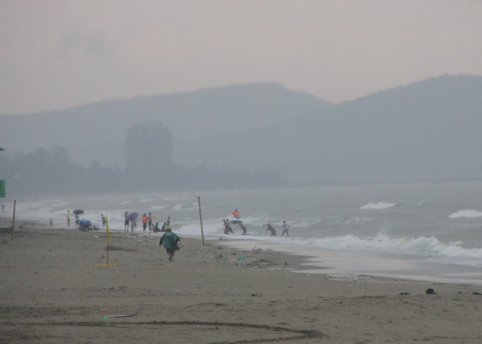 Bão sắp đổ bộ, mưa to sóng lớn, nhiều du khách vẫn lao xuống biển Cửa Lò tắm - Ảnh 1.