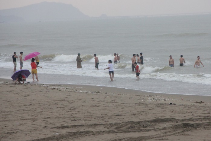Bão sắp đổ bộ, mưa to sóng lớn, nhiều du khách vẫn lao xuống biển Cửa Lò tắm - Ảnh 2.