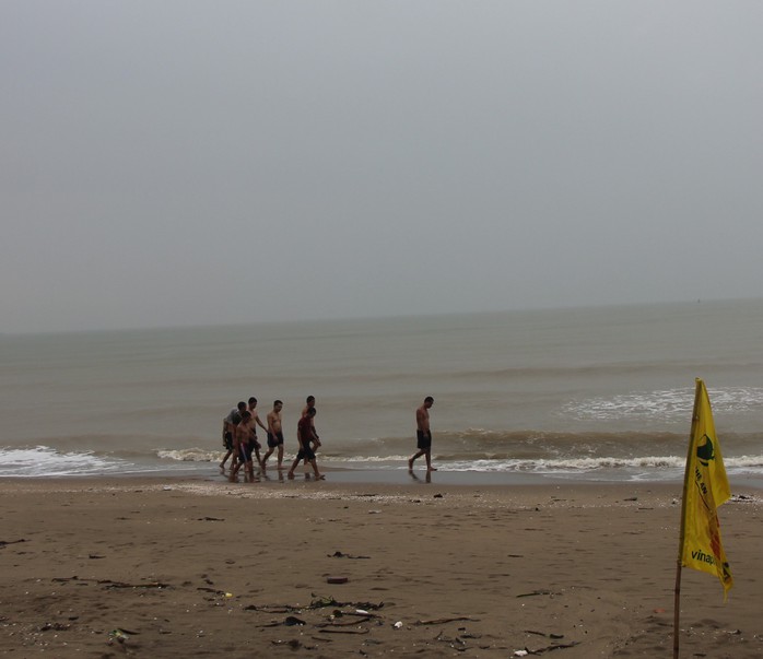 Bão sắp đổ bộ, mưa to sóng lớn, nhiều du khách vẫn lao xuống biển Cửa Lò tắm - Ảnh 3.