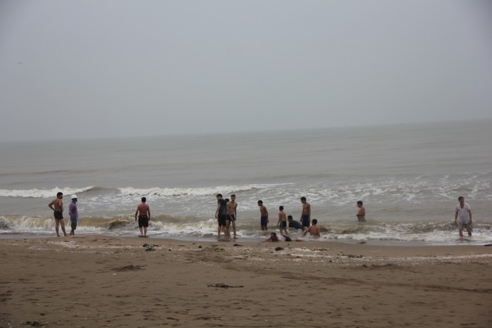 Bão sắp đổ bộ, mưa to sóng lớn, nhiều du khách vẫn lao xuống biển Cửa Lò tắm - Ảnh 4.