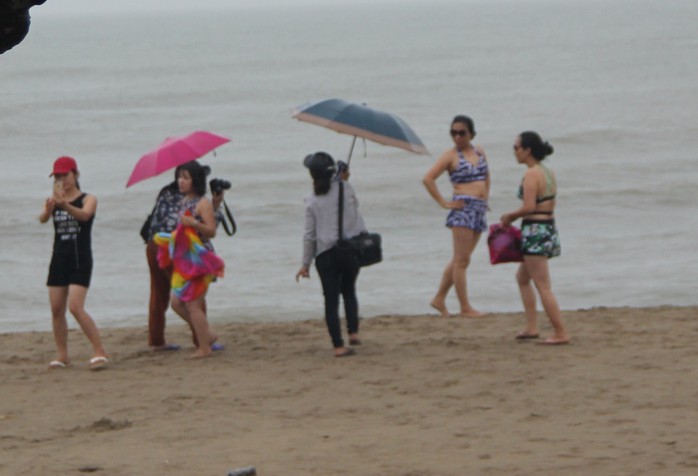Bão sắp đổ bộ, mưa to sóng lớn, nhiều du khách vẫn lao xuống biển Cửa Lò tắm - Ảnh 7.