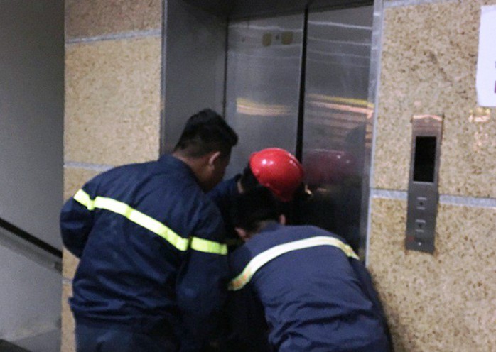 7 trẻ em mắc kẹt trong thang máy Thư viện tỉnh Thanh Hóa - Ảnh 1.