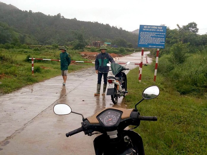 Nước lũ tràn về, cô lập hoàn toàn cả một huyện - Ảnh 4.