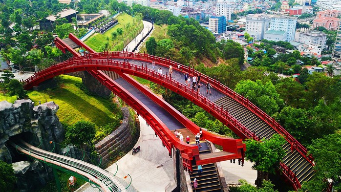 Bắc có cầu Koi, Trung có cầu Vàng, cầu nào đẹp hơn? - Ảnh 1. Bắc có cầu Koi, Trung có cầu Vàng, cầu nào đẹp hơn? - Ảnh 1.