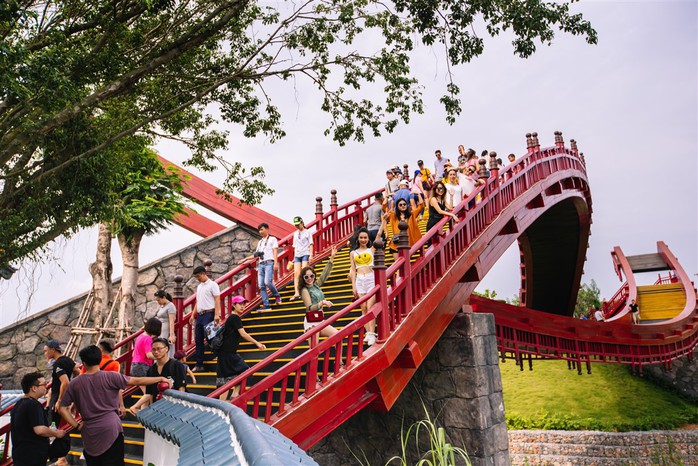 Bắc có cầu Koi, Trung có cầu Vàng, cầu nào đẹp hơn? - Ảnh 3. Bắc có cầu Koi, Trung có cầu Vàng, cầu nào đẹp hơn? - Ảnh 3.