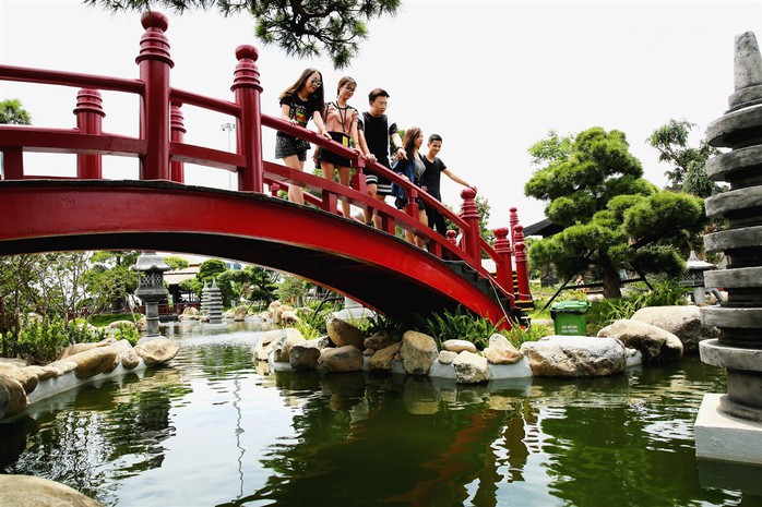 Bắc có cầu Koi, Trung có cầu Vàng, cầu nào đẹp hơn? - Ảnh 7. Bắc có cầu Koi, Trung có cầu Vàng, cầu nào đẹp hơn? - Ảnh 7.