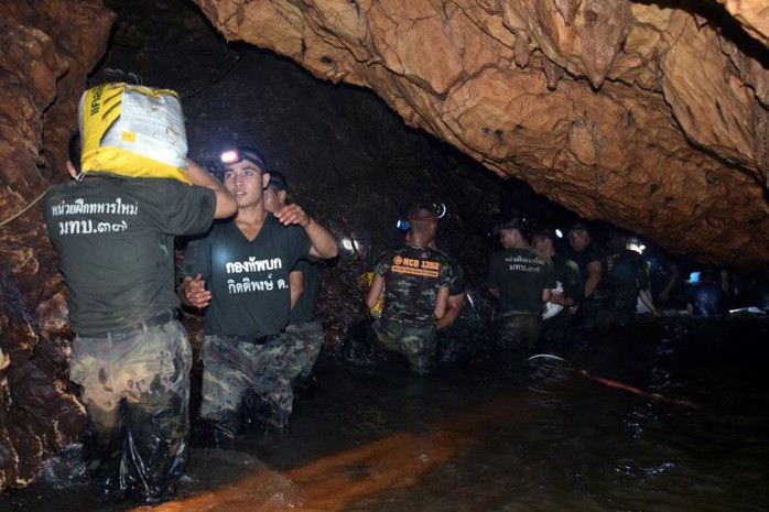 Tìm thấy các cậu bé mắc kẹt trong hang động Thái Lan - Ảnh 2.