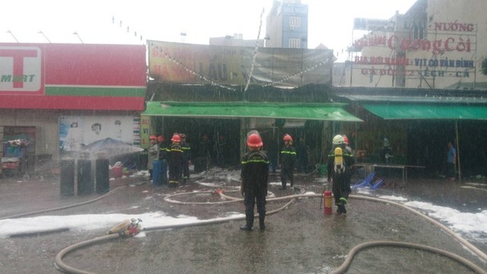 Cháy quán bia dưới trời mưa, 1 nữ nhân viên tử vong - Ảnh 2.
