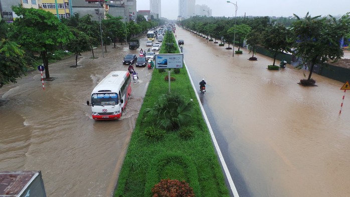 Hà Nội: Mưa lớn, người dân bì bõm trên nhiều tuyến phố biến thành sông - Ảnh 8.