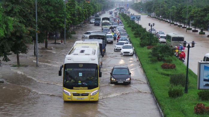 Hà Nội: Mưa lớn, người dân bì bõm trên nhiều tuyến phố biến thành sông - Ảnh 10.