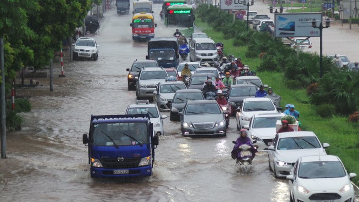 Hà Nội: Mưa lớn, người dân bì bõm trên nhiều tuyến phố biến thành sông - Ảnh 11.