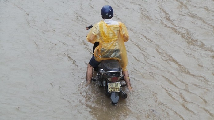 Hà Nội: Mưa lớn, người dân bì bõm trên nhiều tuyến phố biến thành sông - Ảnh 15.