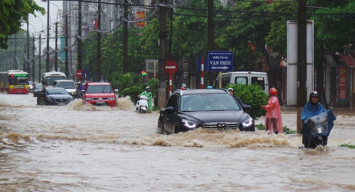 Hà Nội: Mưa lớn, người dân bì bõm trên nhiều tuyến phố biến thành sông - Ảnh 17.