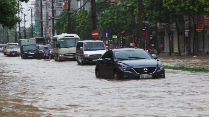 Hà Nội: Mưa lớn, người dân bì bõm trên nhiều tuyến phố biến thành sông - Ảnh 18.
