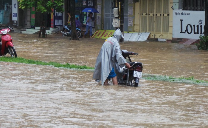 Hà Nội: Mưa lớn, người dân bì bõm trên nhiều tuyến phố biến thành sông - Ảnh 19.