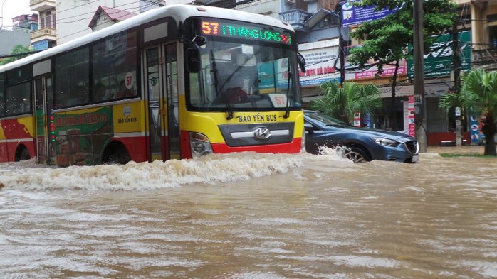 Hà Nội: Mưa lớn, người dân bì bõm trên nhiều tuyến phố biến thành sông - Ảnh 21.