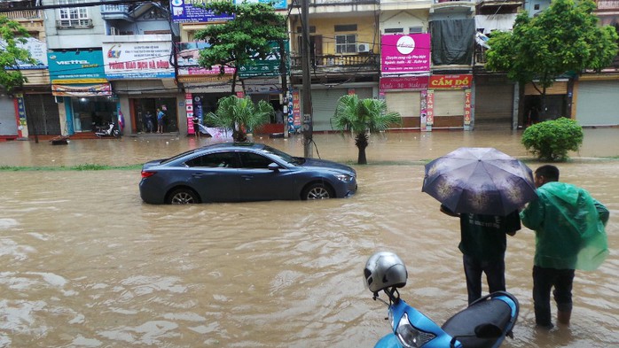 Hà Nội: Mưa lớn, người dân bì bõm trên nhiều tuyến phố biến thành sông - Ảnh 22.