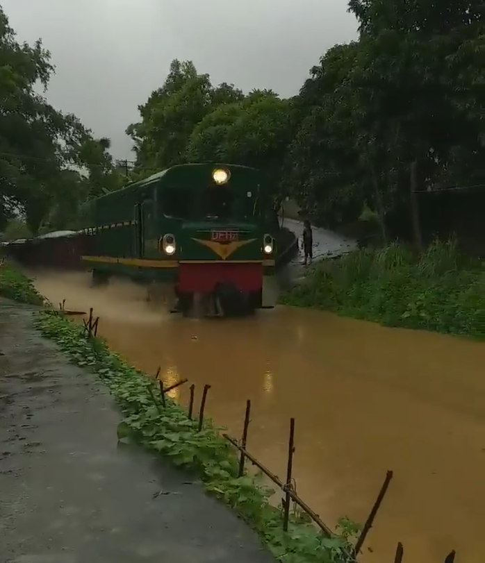 Sửng sốt ngỡ đoàn tàu hỏa lao vun vút trên sông - Ảnh 3.