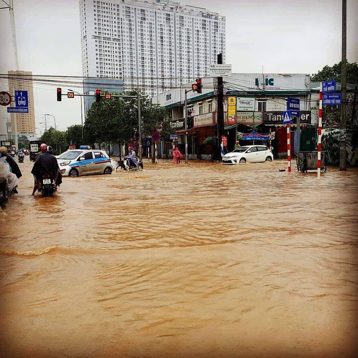 Hà Nội: Mưa lớn, người dân bì bõm trên nhiều tuyến phố biến thành sông - Ảnh 6.