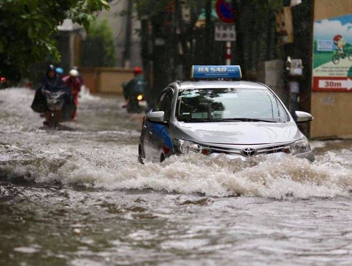 Hà Nội: Mưa lớn, người dân bì bõm trên nhiều tuyến phố biến thành sông - Ảnh 3.