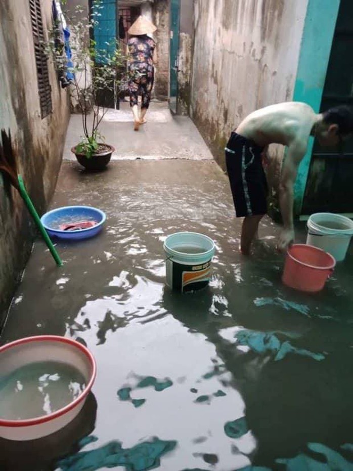 Hà Nội: Mưa lớn, người dân bì bõm trên nhiều tuyến phố biến thành sông - Ảnh 4.