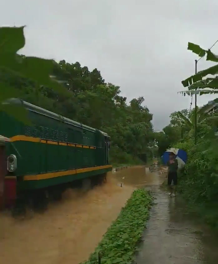 Sửng sốt ngỡ đoàn tàu hỏa lao vun vút trên sông - Ảnh 5.