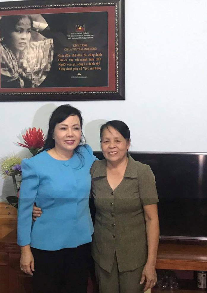 Bộ trưởng Nguyễn Thị Kim Tiến hát live tặng anh hùng La Thị Tám - Ảnh 1.