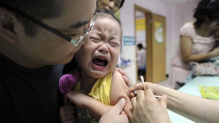 Hồng Kông lo ngại dân Trung Quốc đại lục đổ sang săn vắc-xin - Ảnh 1.