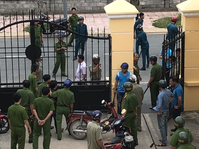 VIDEO: Chí Phèo Bình Chánh đánh kiểm sát viên và phóng viên tại tòa - Ảnh 9.