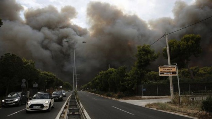 Cháy rừng Hy Lạp: Hàng chục người vượt không nổi biển lửa, chết gục trong sân nhà - Ảnh 1.