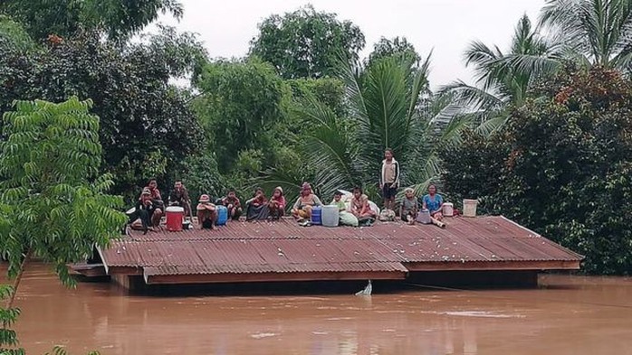 Vỡ đập thủy điện ở Lào: Trực thăng và thuyền chạy đua cứu nạn - Ảnh 4.