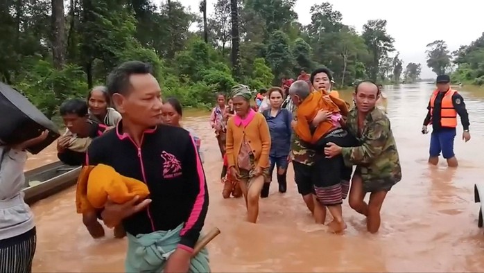 Bầu Đức dùng trực thăng cứu nhân viên HAGL mắc kẹt vụ vỡ đập thủy điện Lào - Ảnh 1.