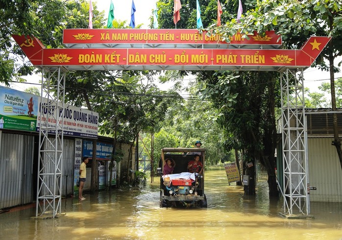 Hà Nội: Cuộc sống đảo lộn nơi người dân phải chèo thuyền trên đường - Ảnh 4.