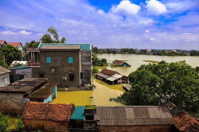 Hà Nội: Cuộc sống đảo lộn nơi người dân phải chèo thuyền trên đường - Ảnh 1.