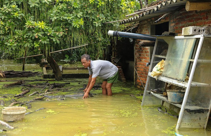 Hà Nội: Cuộc sống đảo lộn nơi người dân phải chèo thuyền trên đường - Ảnh 8.